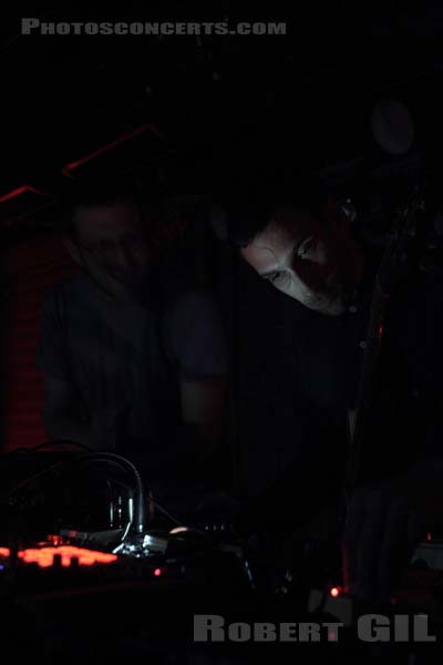 WALLS - 2011-11-15 - PARIS - La Chaufferie (du Moulin Rouge) - 